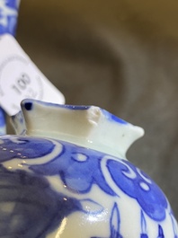 Paire de tulipi&egrave;res en porcelaine de Chine en bleu et blanc, 19&egrave;me