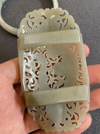 Een Chinese jade armband, een miniatuur ruyi haarspeld en een opengewerkte riemgesp, 19/20e eeuw