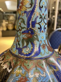 Paire de vases de forme bouteille en &eacute;maux cloisonn&eacute;s, Chine, 19&egrave;me