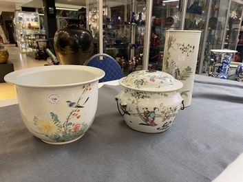 Une jardini&egrave;re et un porte-chapeau en porcelaine de Chine qianjiang cai et un bol couvert en famille rose, 19/20&egrave;me