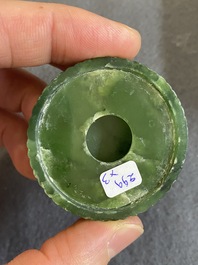 Diffuseur de parfum en jade blanc au couvercle et base en jade vert &eacute;pinard, Chine, Qing