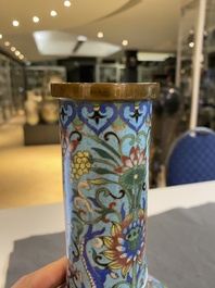 Paire de vases de forme bouteille en &eacute;maux cloisonn&eacute;s, Chine, 19&egrave;me