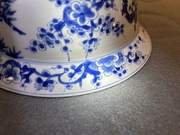 Bol en porcelaine de Chine en bleu et blanc &agrave; d&eacute;cor 'Les trois amis de l'hiver', marque et &eacute;poque de Kangxi