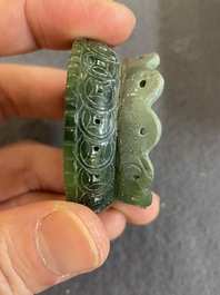 Een Chinese geurfles in witte jade met spinaziegroene jade top en basis, Qing