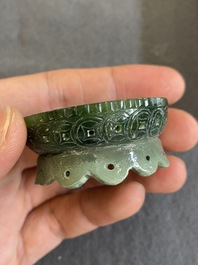 Diffuseur de parfum en jade blanc au couvercle et base en jade vert &eacute;pinard, Chine, Qing