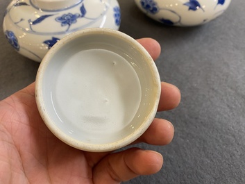 A pair of small Chinese blue and white covered vases on wooden stands, Xuande mark, 19/20th C.