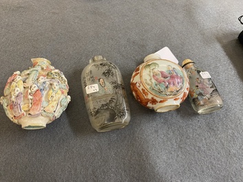 Quatre tabati&egrave;res en porcelaine de Chine famille rose et en verre peint &agrave; l'int&eacute;rieur, 19/20&egrave;me
