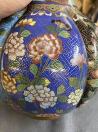 Paire de vases de forme bouteille en &eacute;maux cloisonn&eacute;s, Chine, 19&egrave;me