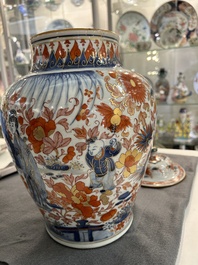 Vase couvert en porcelaine de Chine en bleu et blanc surd&eacute;cor&eacute; aux Pays-Bas de type 'Amsterdams Bont', Kangxi