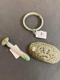 A Chinese jade bangle, a miniature ruyi hairpin and a reticulated belt buckle, 19/20th C.