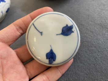 Een paar Chinese blauw-witte dekselvaasjes op houten sokkels, Xuande merk, 19/20e eeuw