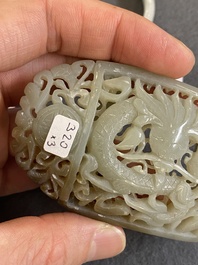 Een Chinese jade armband, een miniatuur ruyi haarspeld en een opengewerkte riemgesp, 19/20e eeuw
