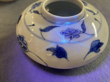 Een paar Chinese blauw-witte dekselvaasjes op houten sokkels, Xuande merk, 19/20e eeuw