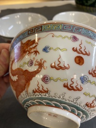 Trois bols en porcelaine de Chine famille rose &agrave; d&eacute;cor de dragons, marque de Qianlong, 19/20&egrave;me