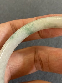 Een Chinese jade armband, een miniatuur ruyi haarspeld en een opengewerkte riemgesp, 19/20e eeuw