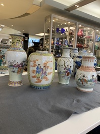 Quatre vases en porcelaine de Chine famille rose, 20&egrave;me