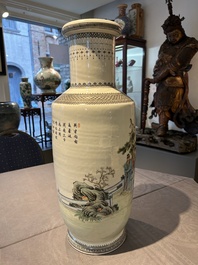 Vase de forme rouleau en porcelaine de Chine famille rose, marque de Qianlong, R&eacute;publique