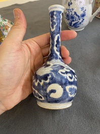 Quatre vases en porcelaine de Chine famille rose, un bol et une verseuse couverte en bleu et blanc, 19&egrave;me