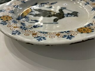 Een schotel met een soldaat in polychrome Italiaanse majolica, atelier van Giacomo Mancini, Deruta, 1e helft 17e eeuw