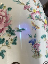 Deux vases en porcelaine de Chine famille rose &agrave; d&eacute;cor de coqs et de faisans, 19&egrave;me