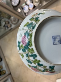 Une assiette et une jardini&egrave;re en porcelaine de Chine famille rose, marques de Yongzheng et Hongxian, R&eacute;publique