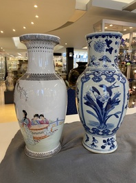 Un vase en porcelaine de Chine en bleu et blanc et un vase en famille rose, 19&egrave;me et 20&egrave;me