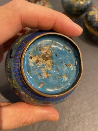 Drie Chinese cloisonn&eacute; vazen en een dekseldoos, 19/20e eeuw