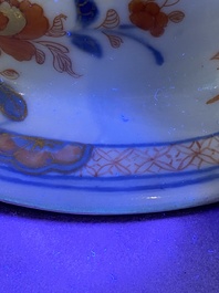 Paire de grands vases couverts en porcelaine de Chine de style Imari, Kangxi