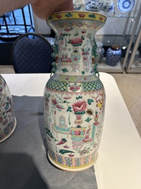 Trois vases en porcelaine de Chine famille rose &agrave; d&eacute;cor d'antiquit&eacute;s, 19&egrave;me