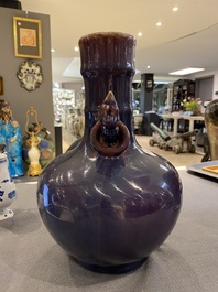 Een Chinese flesvormige vaas met flamb&eacute;-glazuur, Qianlong