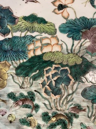 Een Chinese famille verte 'lotusvijver' schotel, 19e eeuw