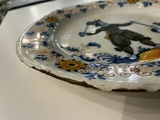 Een schotel met een soldaat in polychrome Italiaanse majolica, atelier van Giacomo Mancini, Deruta, 1e helft 17e eeuw