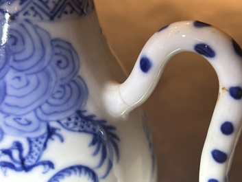 Paire de verseuses couvertes en porcelaine de Chine en bleu et blanc &agrave; d&eacute;cor des 'douzes animaux du zodiac chinois', peut-&ecirc;tre pour le Vietnam, 19&egrave;me