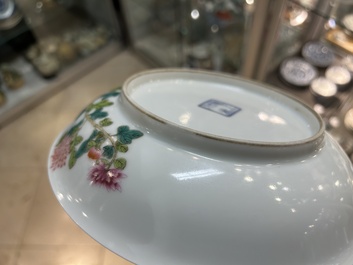 Une assiette et une jardini&egrave;re en porcelaine de Chine famille rose, marques de Yongzheng et Hongxian, R&eacute;publique