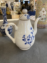 Quatre vases en porcelaine de Chine famille rose, un bol et une verseuse couverte en bleu et blanc, 19&egrave;me