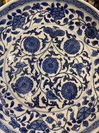 Plat en porcelaine de Chine en bleu et blanc &agrave; d&eacute;cor de rinceaux de lotus, Qianlong