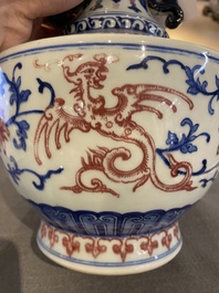 Een Chinese blauw-witte en koperrode vaas met feniksen, 19/20e eeuw