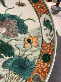 Plat en porcelaine de Chine famille verte &agrave; d&eacute;cor d'un &eacute;tang aux lotus, 19&egrave;me