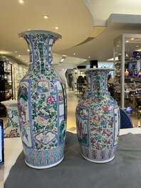 Deux vases en porcelaine de Chine famille rose &agrave; d&eacute;cor de sc&egrave;nes de cour, 19&egrave;me