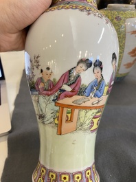 Quatre vases en porcelaine de Chine famille rose, 20&egrave;me