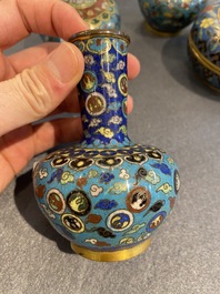 Drie Chinese cloisonn&eacute; vazen en een dekseldoos, 19/20e eeuw