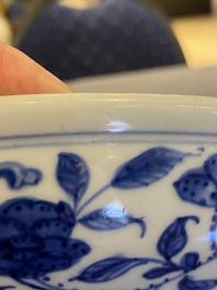 Een Chinese blauw-witte schotel met lotusslingers, Qianlong