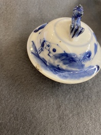 Une paire de vases en porcelaine de Chine en bleu, blanc et rouge de cuivre, un vase couvert et une bo&icirc;te couverte de Canton, 19/20&egrave;me