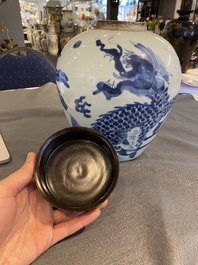 Een Chinese blauw-witte 'kylin' pot, Shunzhi