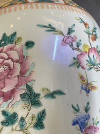 Deux vases en porcelaine de Chine famille rose &agrave; d&eacute;cor de coqs et de faisans, 19&egrave;me