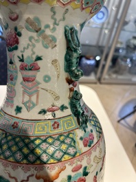 Trois vases en porcelaine de Chine famille rose &agrave; d&eacute;cor d'antiquit&eacute;s, 19&egrave;me
