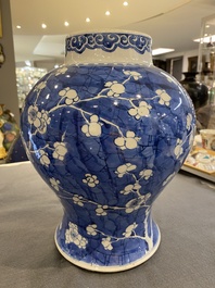 Vase en porcelaine de Chine en bleu et blanc &agrave; d&eacute;cor de fleurs de prunus, Kangxi