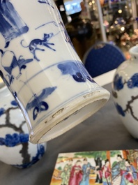 Une paire de vases en porcelaine de Chine en bleu, blanc et rouge de cuivre, un vase couvert et une bo&icirc;te couverte de Canton, 19/20&egrave;me