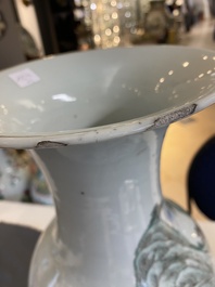 Twee Chinese qianjiang cai vazen met berglandschappen, gesigneerd Hu Zhongzhen 胡仲贞, 19/20e eeuw