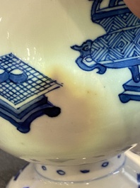 Een Chinese blauw-witte mosterdpot met decor van antiquiteiten, Kangxi